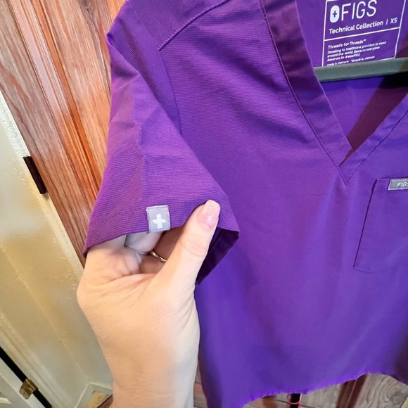 2pc bundle of FIGS Scrub Tops - Picture 8 of 16